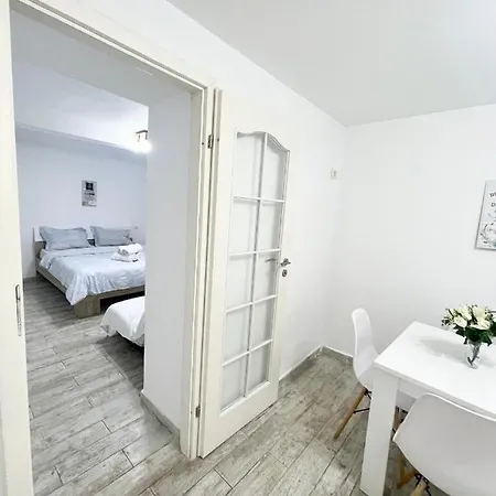 Temple 4 - Half Ground Level With Windows - Demisol 布加勒斯特