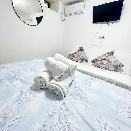 Apartment Temple 4 - Half Ground Level With Windows - Demisol *