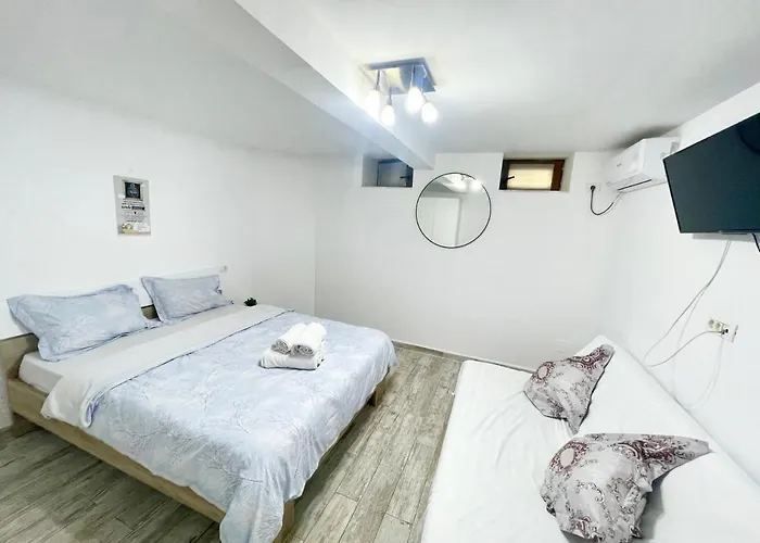 Temple 4 - Half Ground Level With Windows - Demisol Apartment