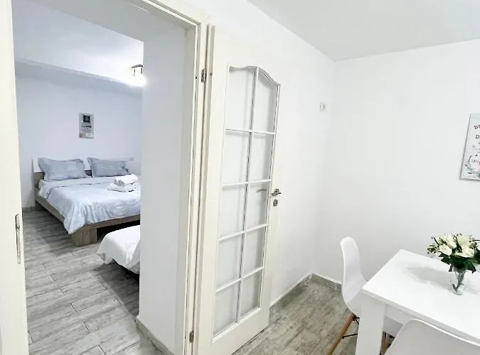 Temple 4 - Half Ground Level With Windows - Demisol 布加勒斯特