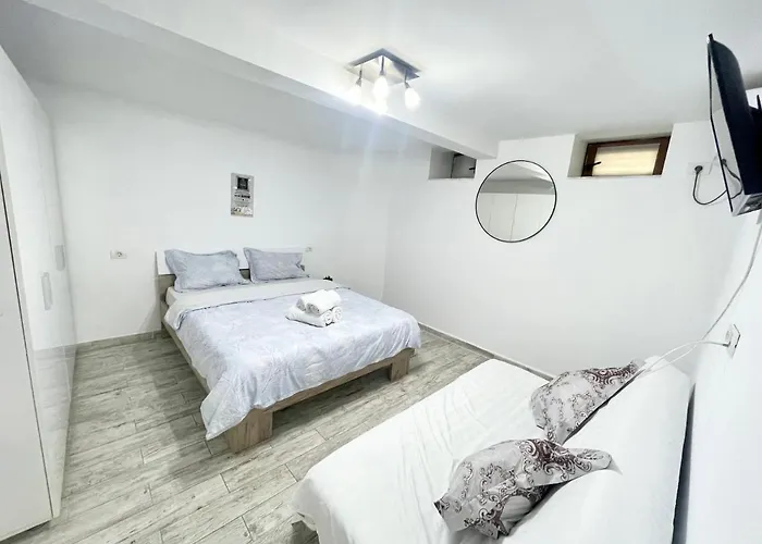 Temple 4 - Half Ground Level With Windows - Demisol Apartament Bucureşti