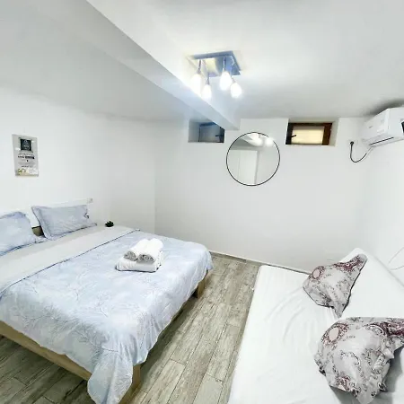 Temple 4 - Half Ground Level With Windows - Demisol Apartment